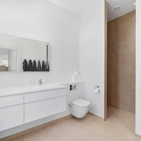 Stunning On The Harbour Front Apartment *